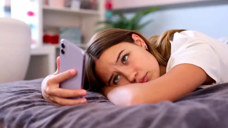 Waspada! 5 Dampak Negatif Medsos Sebelum Tidur yang Sering Diabaikan