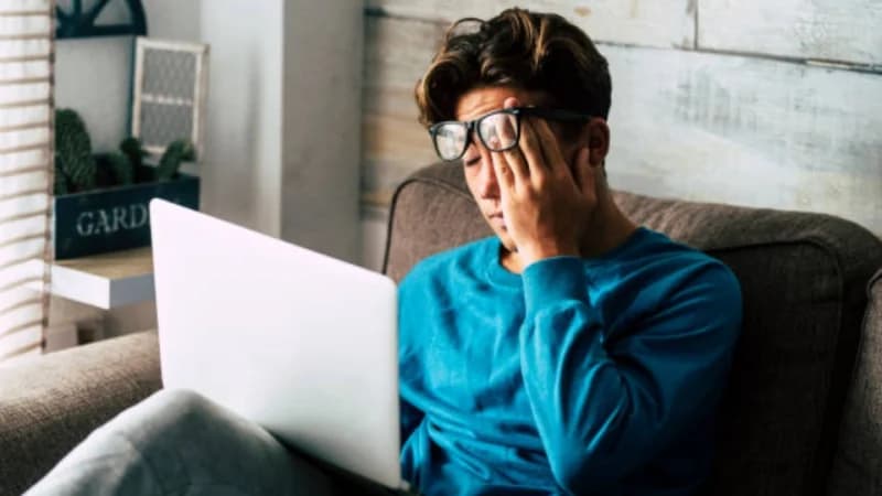 Redakan Mata Lelah Akibat Terlalu Lama Menatap Layar dengan 7 Tips Ini!