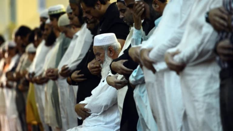 6 Kebiasaan Seru Usai Tarawih untuk Isi Malam dengan Makna